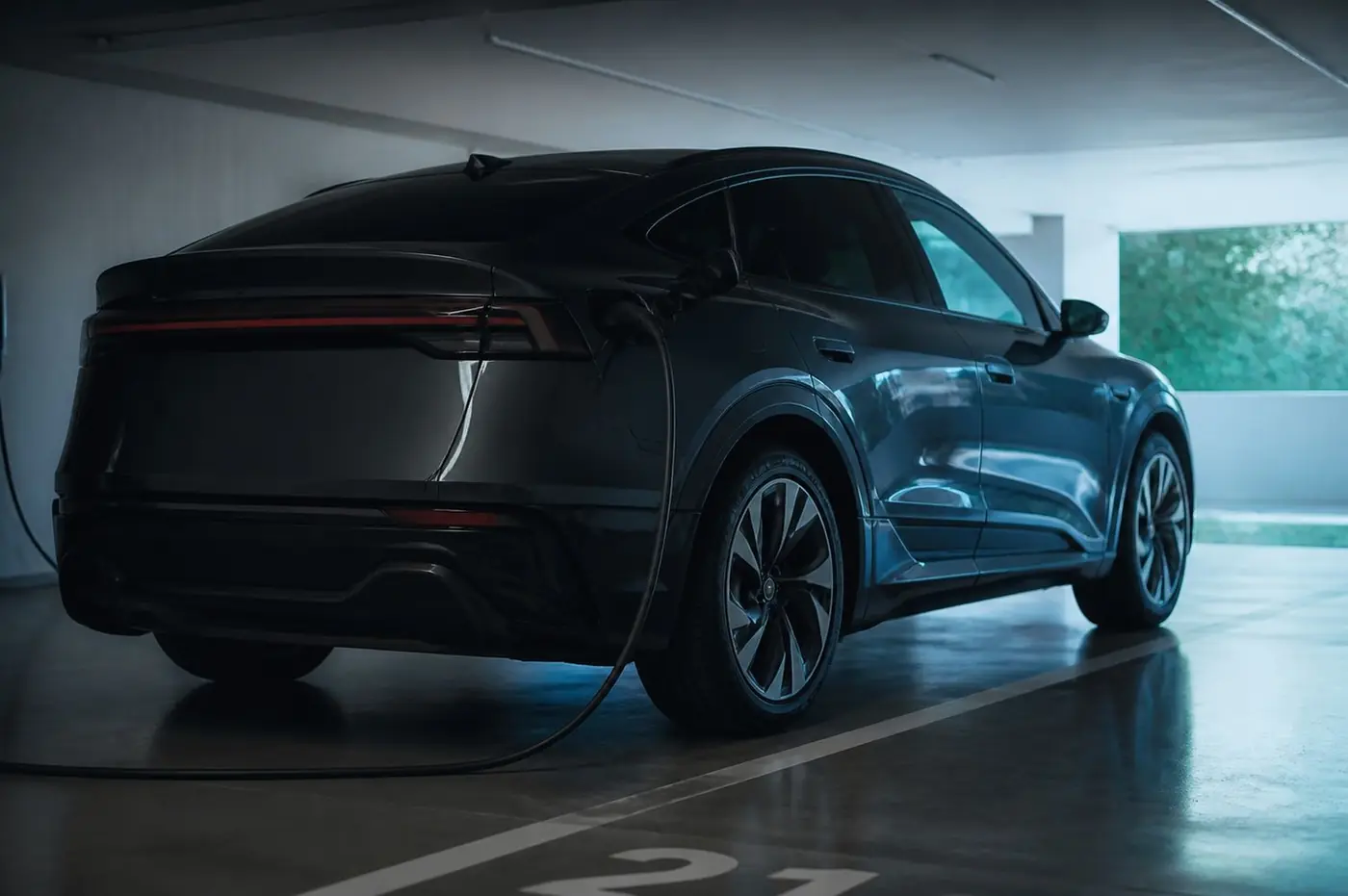 Voiture électrique d'entreprise en charge dans un parking souterrain